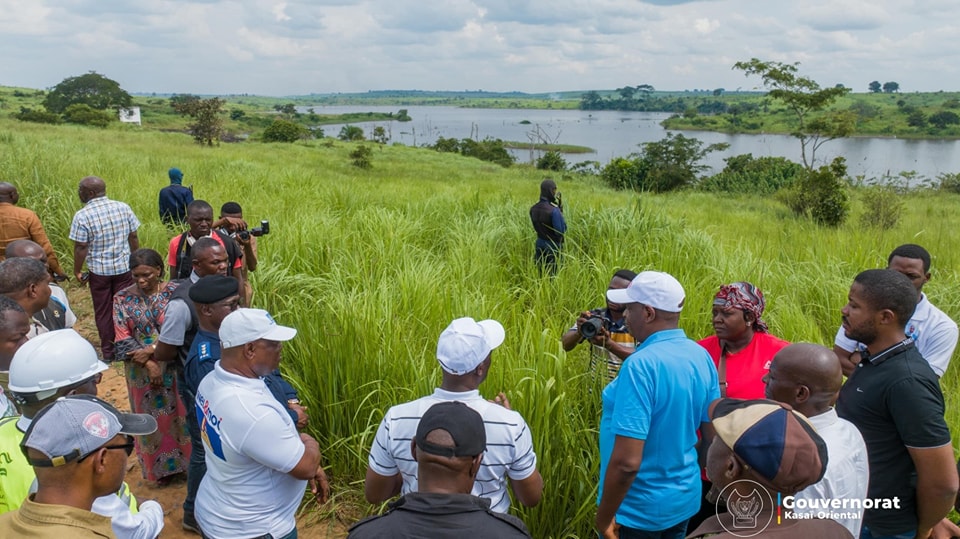 Jean-Paul MBWEBWA visite le site où sera érigée la centrale hydroélectrique de TUBI TUBIDI II à Kabeya Kamuanga Jean-Paul MBWEBWA visite le site où sera érigée la centrale hydroélectrique de TUBI TUBIDI II à Kabeya Kamuanga
