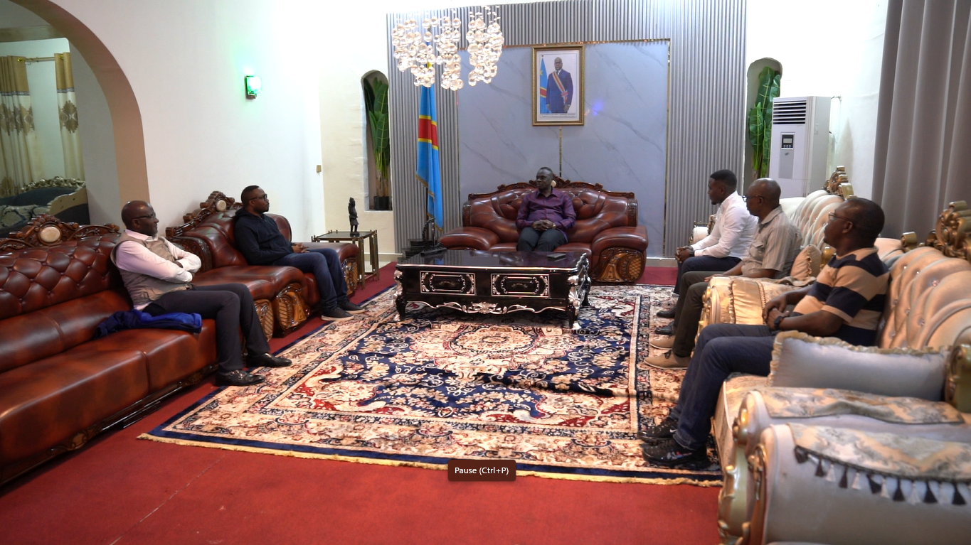 ÉCHANGE ENTRE LE DIRECTEUR TECHNIQUE DE LA RVF ET LE GOUVERNEUR JEAN-PAUL MBWEBWA SUR LA PROSPECTION POUR LE DÉSENCLAVEMENT DE LA PROVINCE