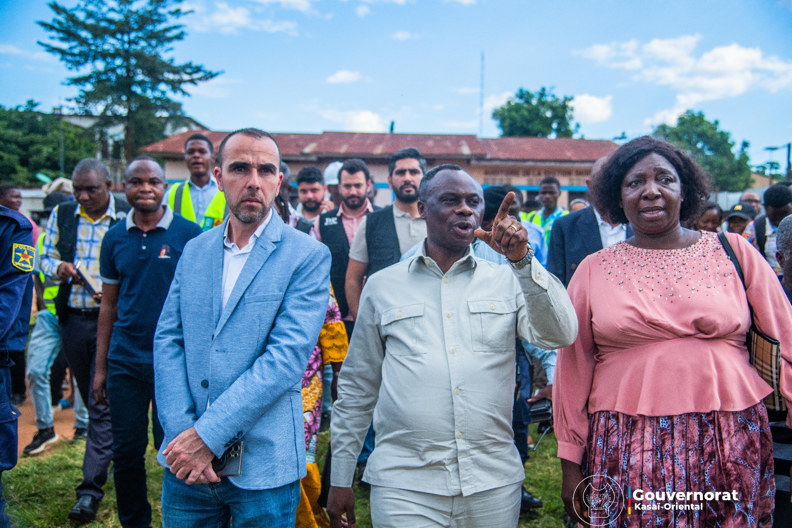 LE DG DE SAFRIMEX ET JEAN-PAUL MBWEBWA KAPO VISITENT LES INFRASTRUCTURES SANITAIRES, SCOLAIRES ET ADMINISTRATIVES À CONSTRUIRE LE DG DE SAFRIMEX ET JEAN-PAUL MBWEBWA KAPO VISITENT LES INFRASTRUCTURES SANITAIRES, SCOLAIRES ET ADMINISTRATIVES À CONSTRUIRE