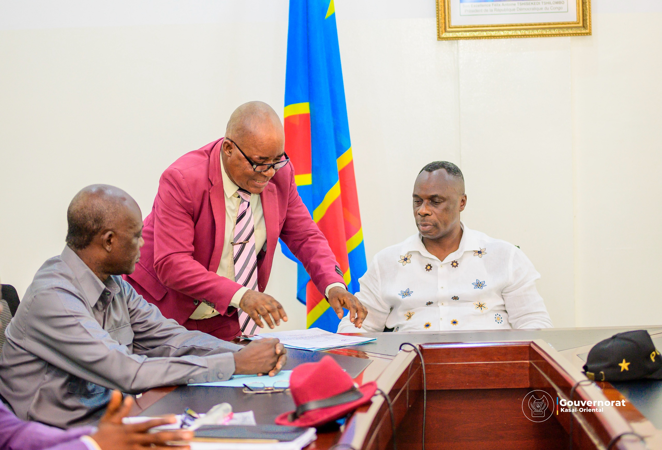 MIS EN ACCUSATION, JEAN-PAUL MBWEBWA KAPO PROCÈDE À LA REMISE ET REPRISE AVEC LE VICE-GOUVERNEUR AUGUSTIN KAYEMBA MULEMENA MIS EN ACCUSATION, JEAN-PAUL MBWEBWA KAPO PROCÈDE À LA REMISE ET REPRISE AVEC LE VICE-GOUVERNEUR AUGUSTIN KAYEMBA MULEMENA