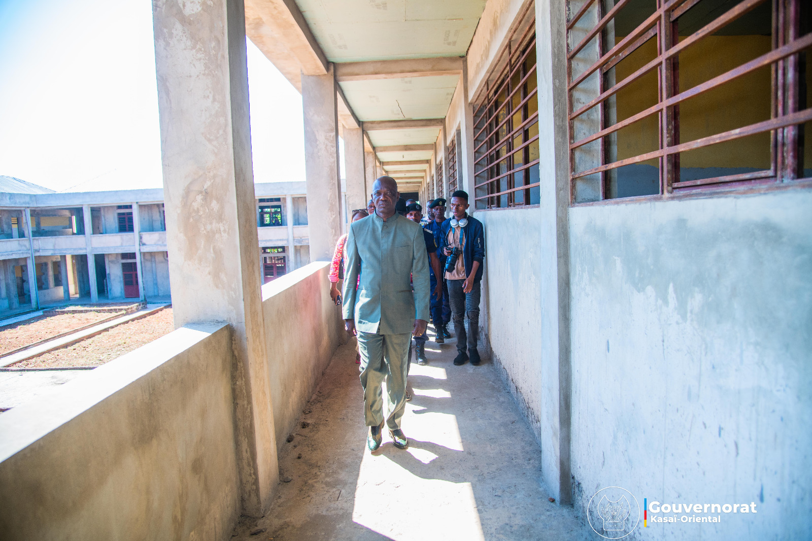 AUGUSTIN KAYEMBA MULEMENA PROMET SON IMPLICATION DANS LE FINISSAGE DES TRAVAUX DE L&rsquo;INSTITUT KALENDA MUDISHI APRÈS UNE VISITE SUR LE CHANTIER