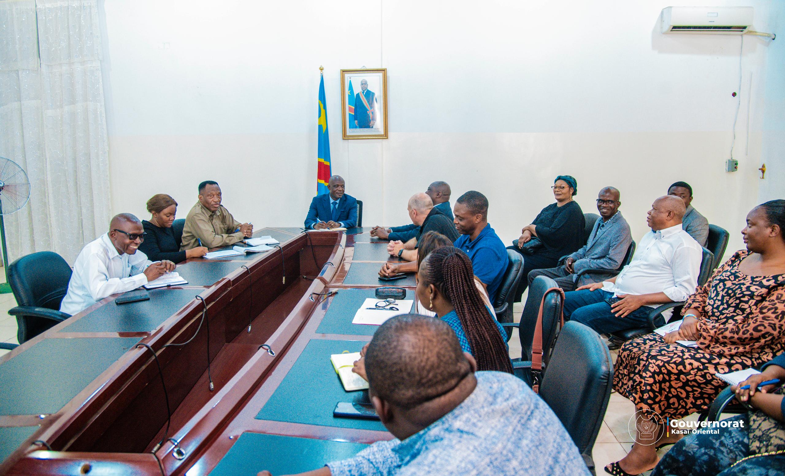 AUGUSTIN KAYEMBA MULEMENA ÉCHANGE AVEC LA DÉLÉGATION MIXTE BANQUE MONDIALE-CELLULE INFRASTRUCTURES SUR LE PROJET PACT 1