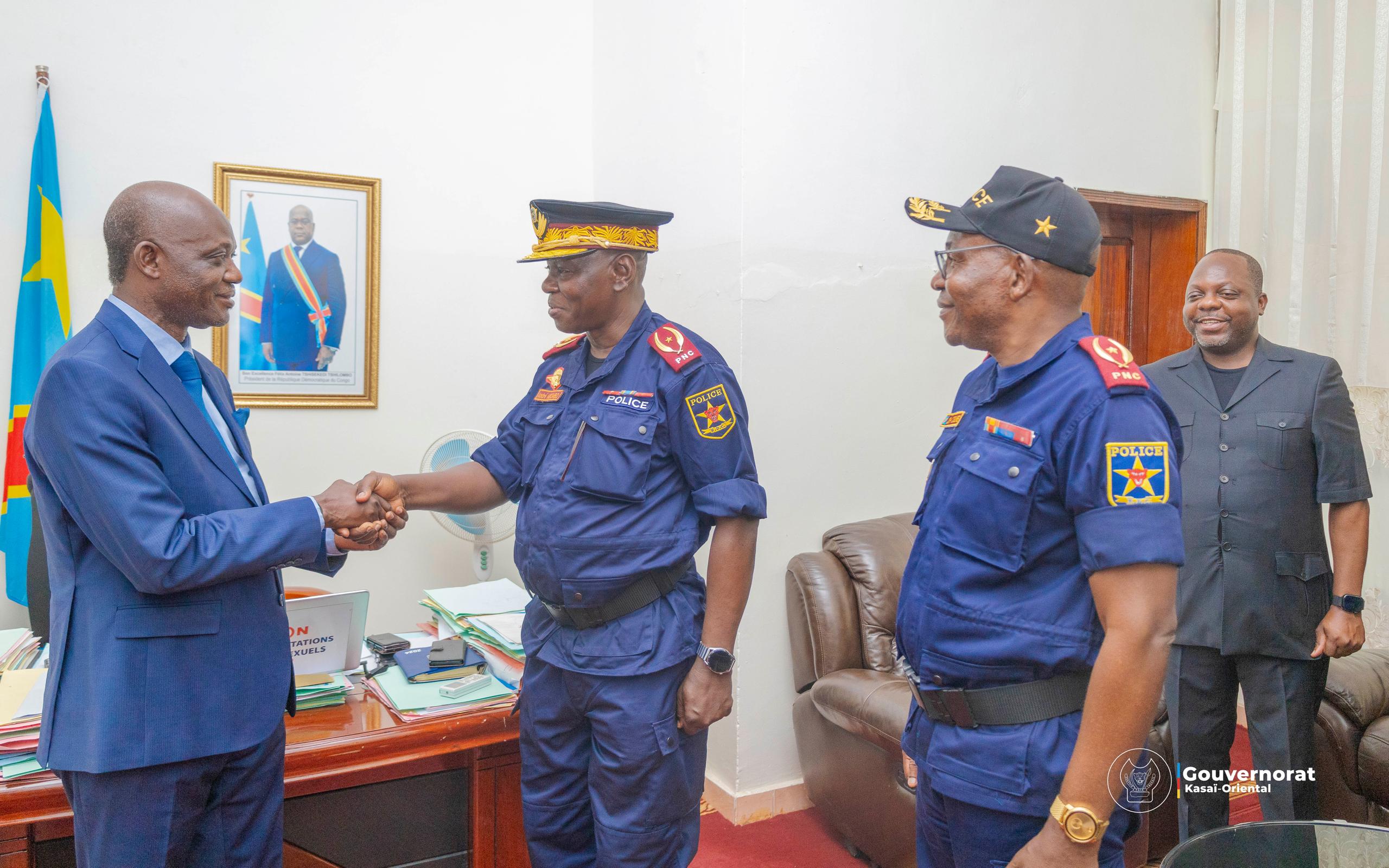 LE NOUVEAU COMMISSAIRE DIVISIONNAIRE ADJOINT DE LA PNC MBOMBO MANDA PRÉSENTÉ AU GOUVERNEUR INTÉRIMAIRE LE NOUVEAU COMMISSAIRE DIVISIONNAIRE ADJOINT DE LA PNC MBOMBO MANDA PRÉSENTÉ AU GOUVERNEUR INTÉRIMAIRE