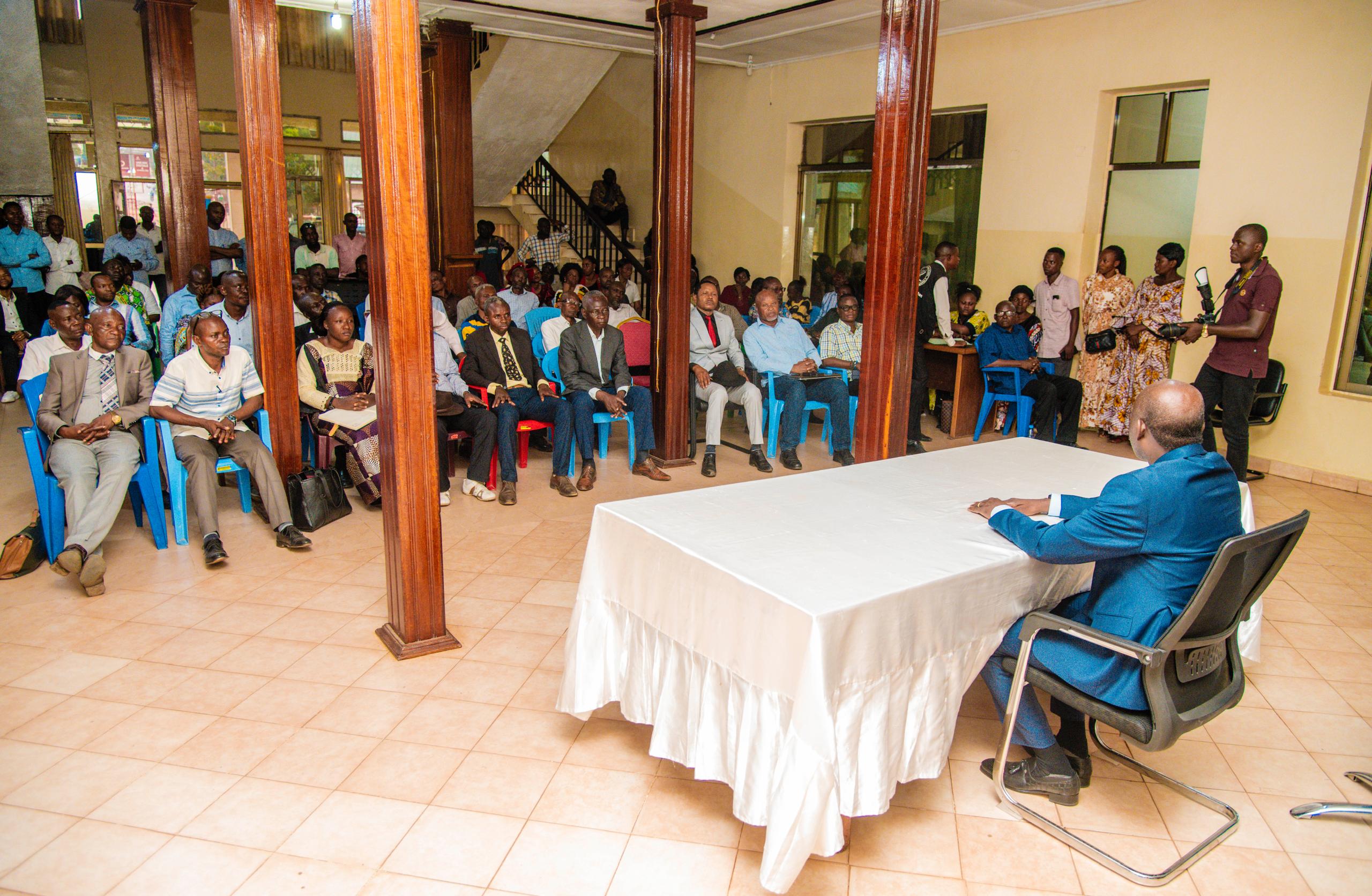 AUGUSTIN KAYEMBA MULEMENA APPELLE LES AGENTS DU GOUVERNORAT À L&rsquo;UNITÉ ET AU TRAVAIL BIEN FAIT