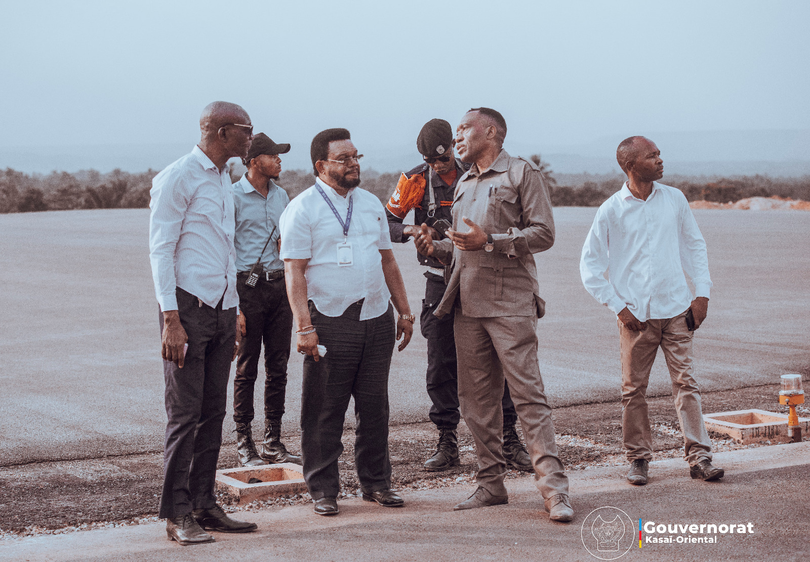 LUTTE CONTRE LE TRAFIC DE DROGUE ET SUIVI RIGOUREUX DES TRAVAUX : LE GOUVERNEUR A.I. JOACHIM KALONJI EN VISITE D&rsquo;INSPECTION À L&rsquo;AÉROPORT DE BIPEMBA