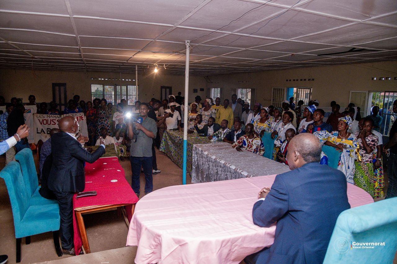 AUGUSTIN KAYEMBA MULEMENA RENFORCE LA PROXIMITÉ AVEC SES ADMINISTRÉS AUGUSTIN KAYEMBA MULEMENA RENFORCE LA PROXIMITÉ AVEC SES ADMINISTRÉS