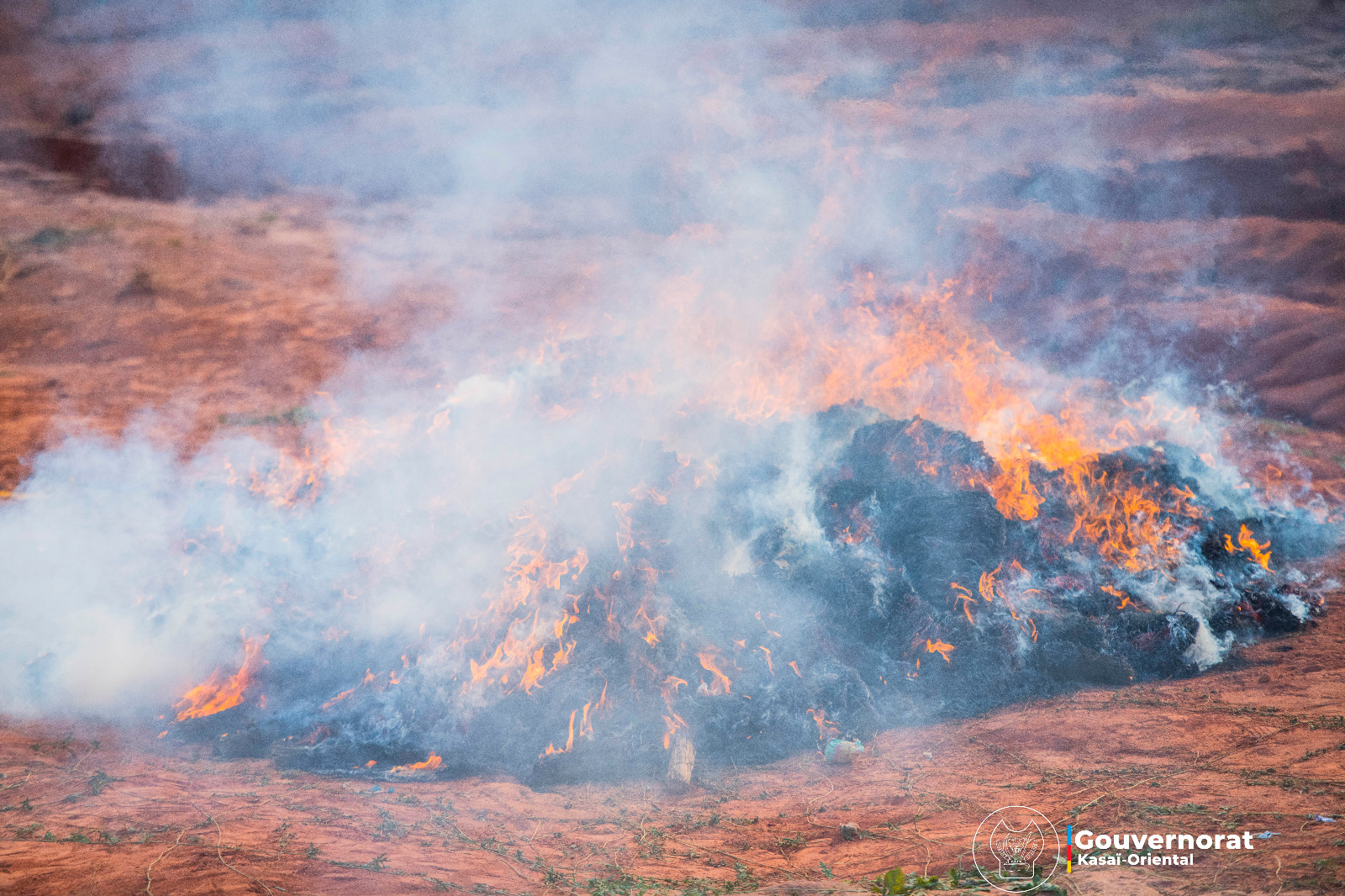 INCINÉRATION DE 40 VALISES DE CHANVRE SUR INSTRUCTION DU GOUVERNEUR INTÉRIMAIRE AUGUSTIN KAYEMBA MULEMENA