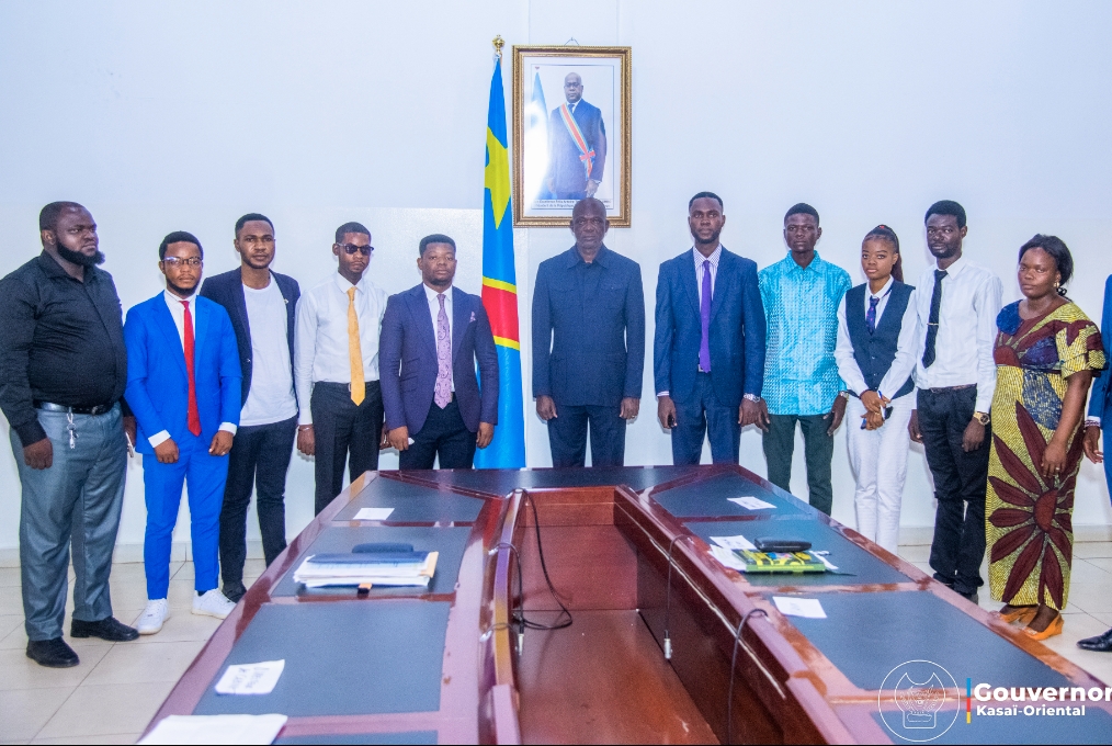 INSTALLATION DU BUREAU DU CONSEIL PROVINCIAL DE LA JEUNESSE : AUGUSTIN KAYEMBA MULEMENA INVITE L’ÉQUIPE À REDORER L’IMAGE TERNIE DU CPJ INSTALLATION DU BUREAU DU CONSEIL PROVINCIAL DE LA JEUNESSE : AUGUSTIN KAYEMBA MULEMENA INVITE L’ÉQUIPE À REDORER L’IMAGE TERNIE DU CPJ