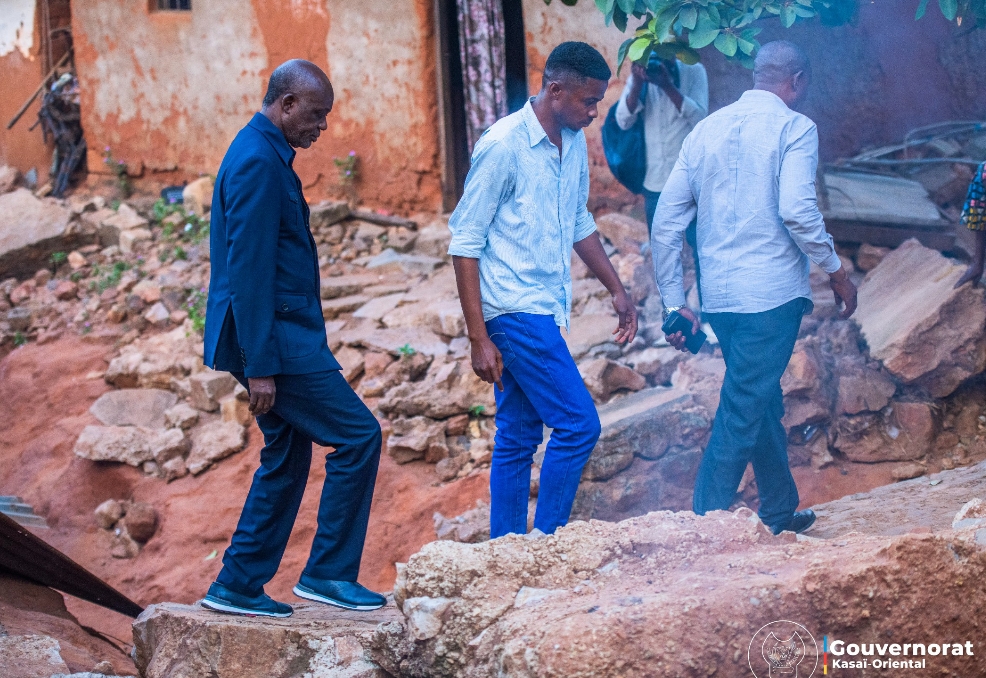 PLUS DE 100 MÉNAGES DU QUARTIER BONZOLA PASSENT NUIT DEHORS, AUGUSTIN KAYEMBA MULEMENA LES VISITE ET LES RÉCONFORTE