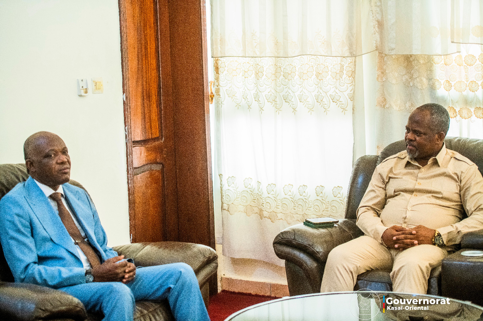 INSPECTION DE LA ROUTE MBUJIMAYI-KABEYA KAMUANGA, AUGUSTIN KAYEMBA ECHANGE AVEC LE DIRECTEUR GÉNÉRAL DE L&rsquo;OFFICE DES ROUTES