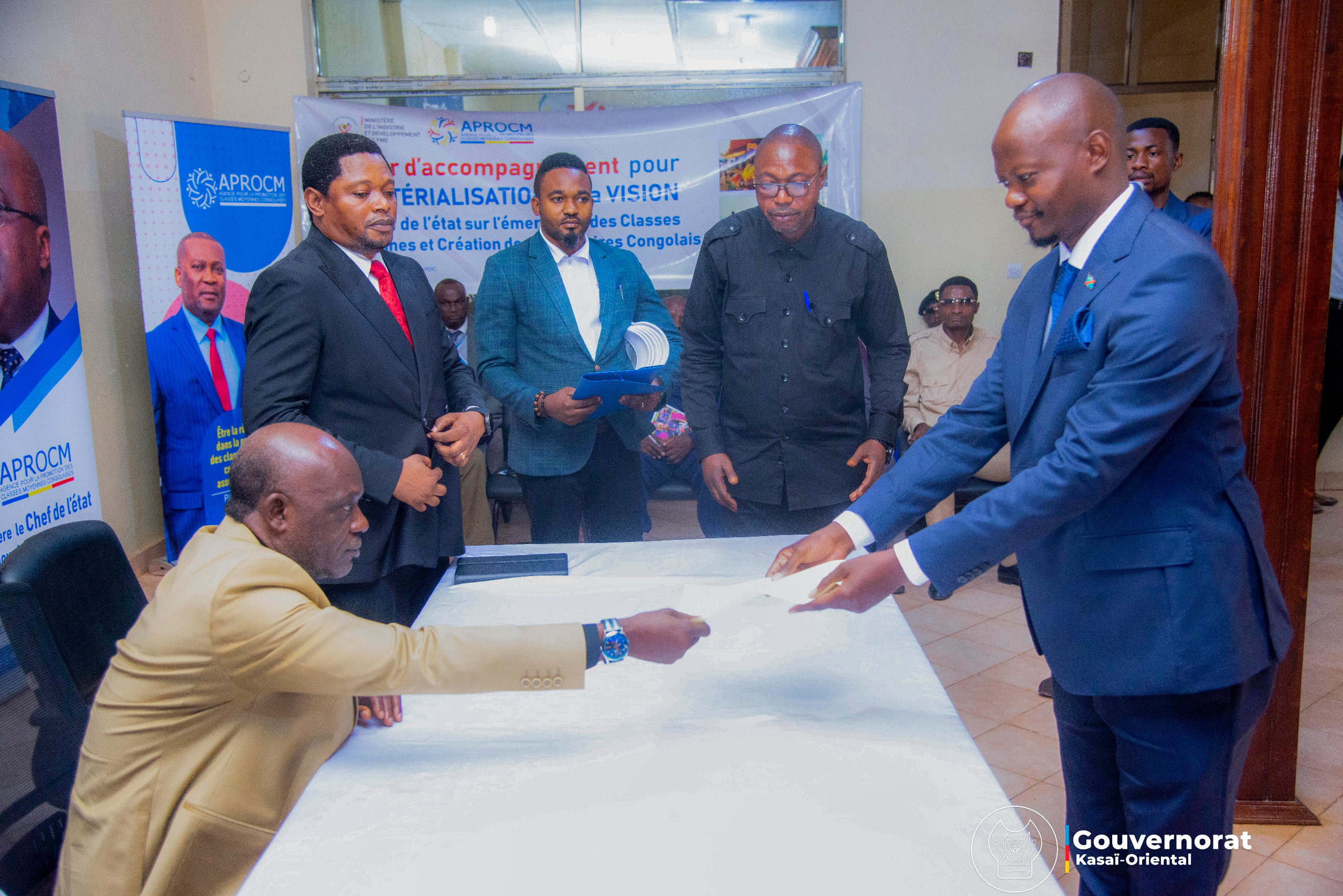 AUGUSTIN KAYEMBA MULEMENA PRÉSIDE LA CÉRÉMONIE DE REMISE DES NOTIFICATIONS AUX AGENTS DE l’APROCM KASAÏ ORIENTAL AUGUSTIN KAYEMBA MULEMENA PRÉSIDE LA CÉRÉMONIE DE REMISE DES NOTIFICATIONS AUX AGENTS DE l’APROCM KASAÏ ORIENTAL