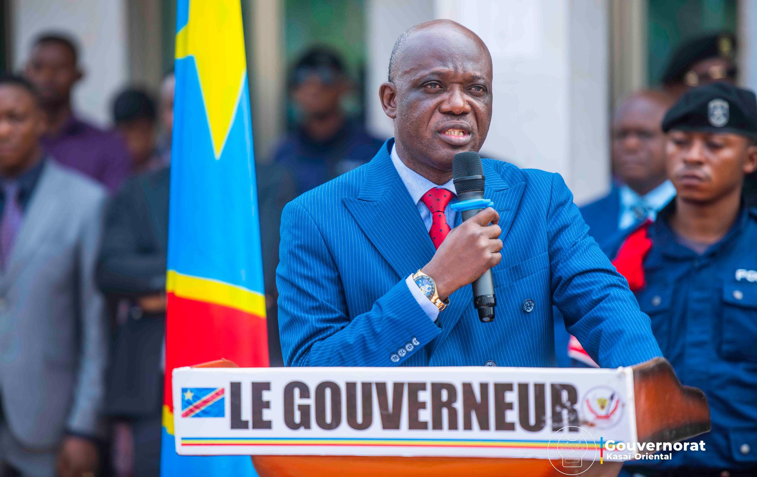 AUGUSTIN KAYEMBA MULEMENA PRÉSIDE LA CÉRÉMONIE DE SALUT AU DRAPEAU AUGUSTIN KAYEMBA MULEMENA PRÉSIDE LA CÉRÉMONIE DE SALUT AU DRAPEAU