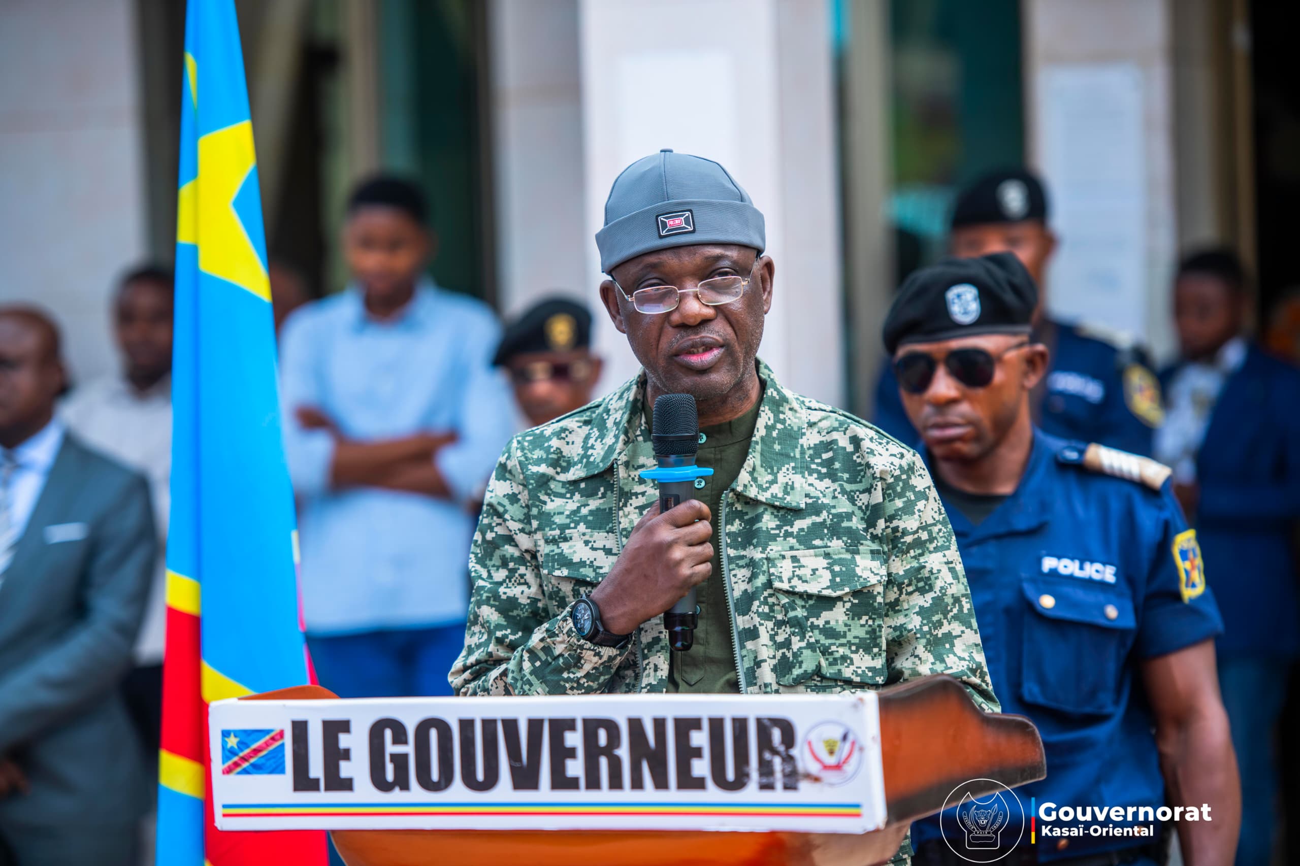 SALUT AU DRAPEAU : LE GOUVERNEUR AD INTÉRIM AUGUSTIN KAYEMBA MULEMENA TRACE LA VOIE POUR LES OBJECTIFS DU KASAÏ ORIENTAL SALUT AU DRAPEAU : LE GOUVERNEUR AD INTÉRIM AUGUSTIN KAYEMBA MULEMENA TRACE LA VOIE POUR LES OBJECTIFS DU KASAÏ ORIENTAL