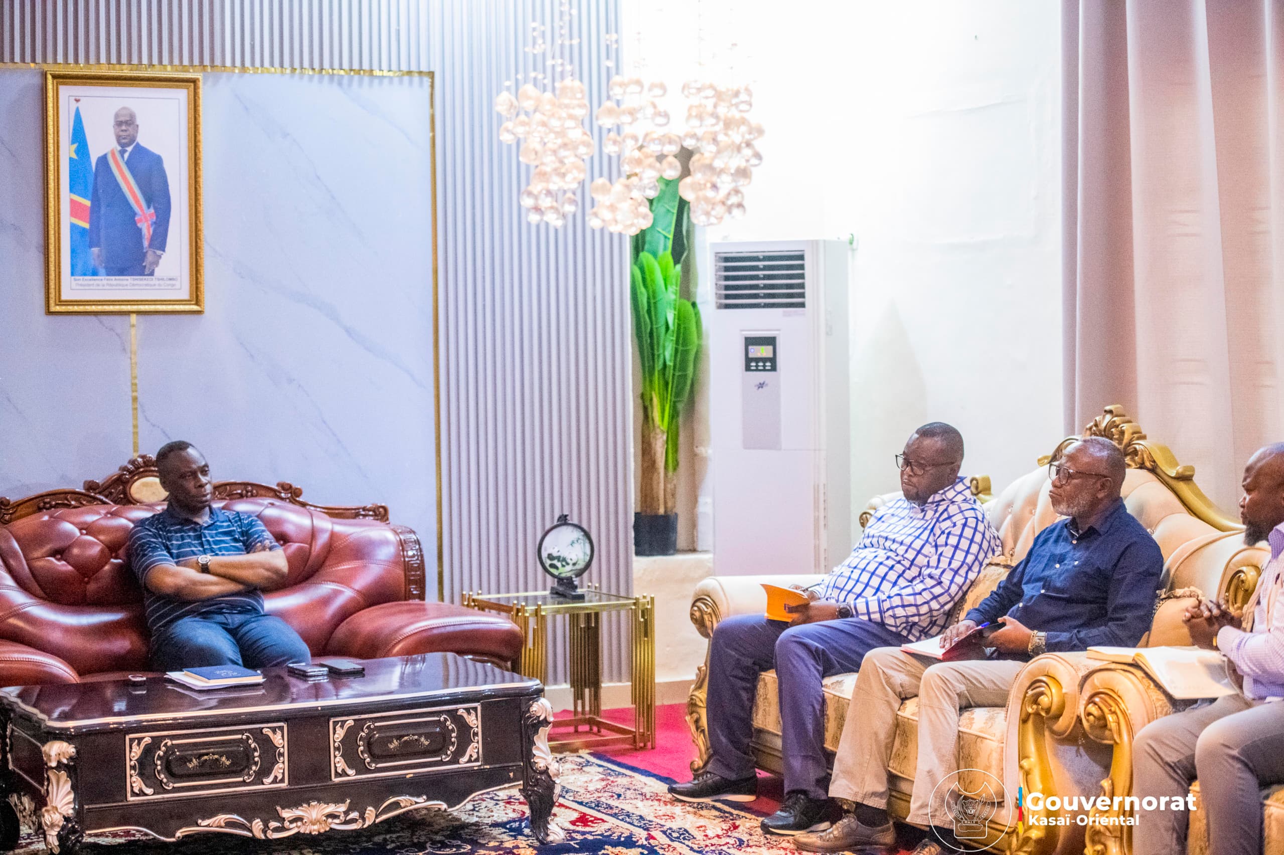 NON ÉVOLUTION DES TRAVAUX SUR l’AXE KAZOP: LE GOUVERNEUR JEAN-PAUL MBWEBWA KAPO TAPE DU POING SUR LA TABLE NON ÉVOLUTION DES TRAVAUX SUR l’AXE KAZOP: LE GOUVERNEUR JEAN-PAUL MBWEBWA KAPO TAPE DU POING SUR LA TABLE