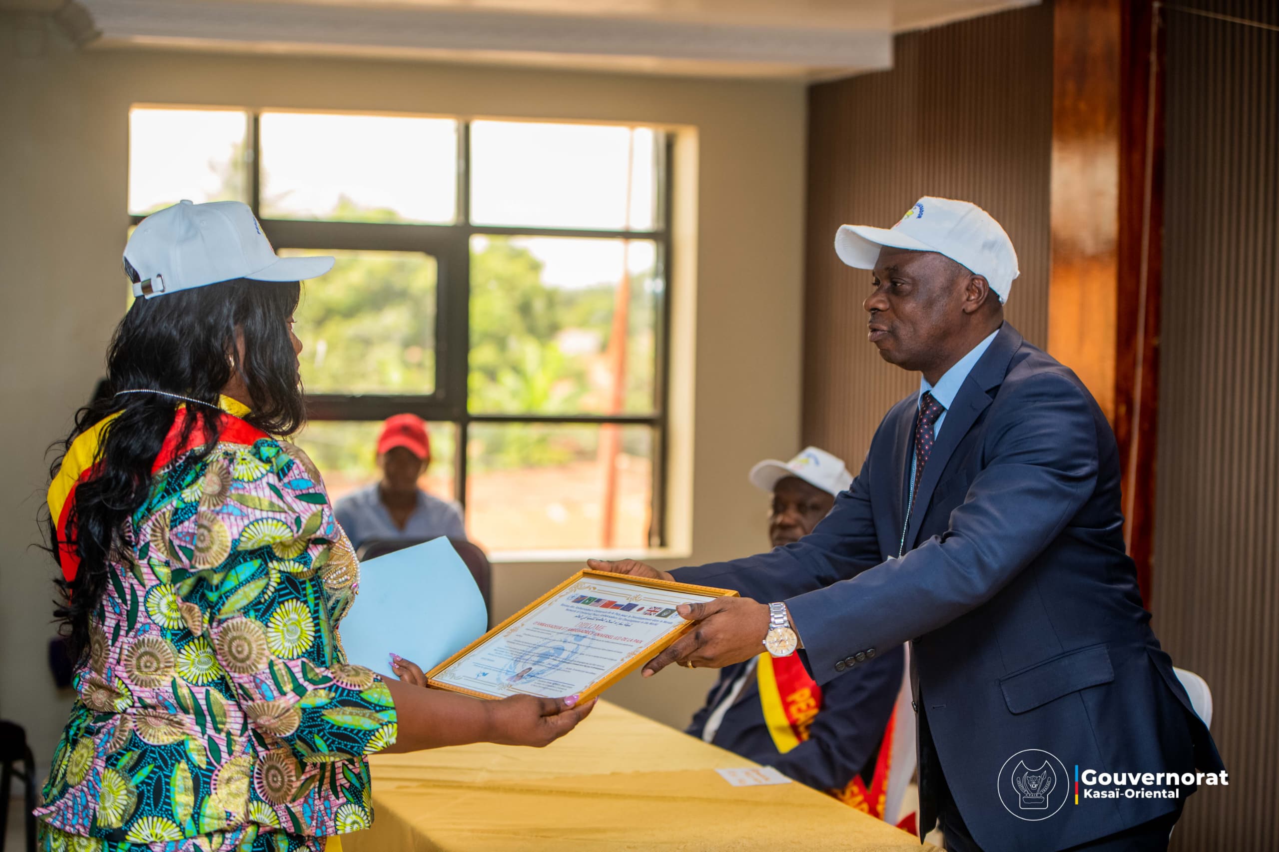 LE GOUVERNEUR JEAN-PAUL MBWEBWA KAPO PREND PART À L’INVESTITURE DES NOUVEAUX AMBASSADEURS UNIVERSELS DE LA PAIX LE GOUVERNEUR JEAN-PAUL MBWEBWA KAPO PREND PART À L’INVESTITURE DES NOUVEAUX AMBASSADEURS UNIVERSELS DE LA PAIX