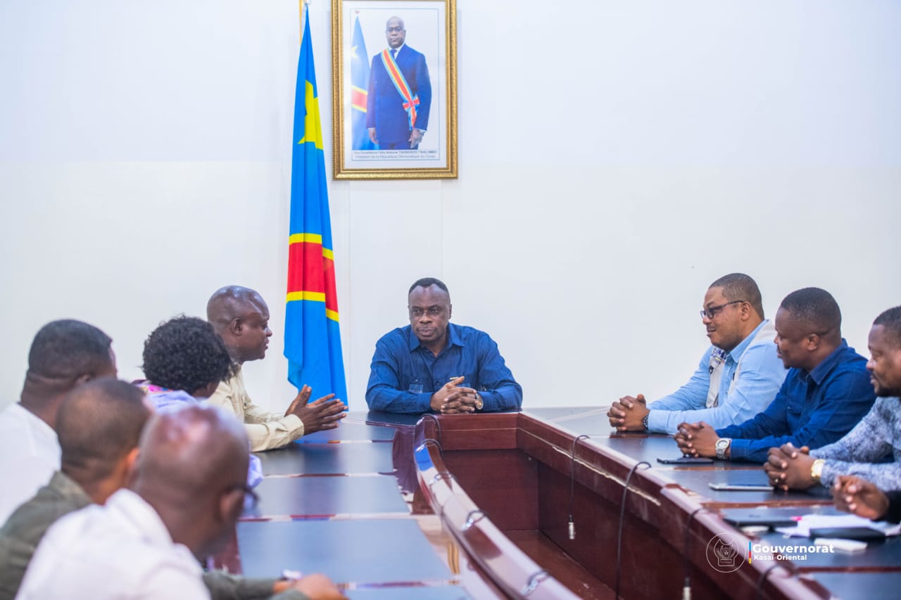 LE GOUVERNEUR JEAN-PAUL MBWEBWA KAPO REÇOIT UNE DÉLÉGATION NATIONALE MIXTE POUR PRÉPARER LA CAMPAGNE DE MOUSTIQUAIRES AU KASAÏ-ORIENTAL LE GOUVERNEUR JEAN-PAUL MBWEBWA KAPO REÇOIT UNE DÉLÉGATION NATIONALE MIXTE POUR PRÉPARER LA CAMPAGNE DE MOUSTIQUAIRES AU KASAÏ-ORIENTAL