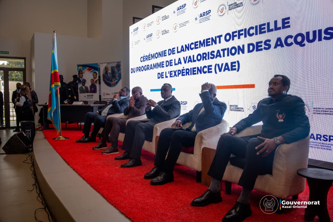 JEAN-PAUL MBWEBWA KAPO ASSISTE AU LANCEMENT OFFICIELLE DU PROGRAMME VAE AU KASAÏ ORIENTAL JEAN-PAUL MBWEBWA KAPO ASSISTE AU LANCEMENT OFFICIELLE DU PROGRAMME VAE AU KASAÏ ORIENTAL