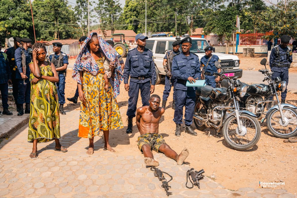 UN PRÉSUMÉ BANDIT ARRÊTÉ À KATANDA ET PRÉSENTÉ AU GOUVERNEUR JEAN-PAUL MBWEBWA KAPO PAR LA PNC