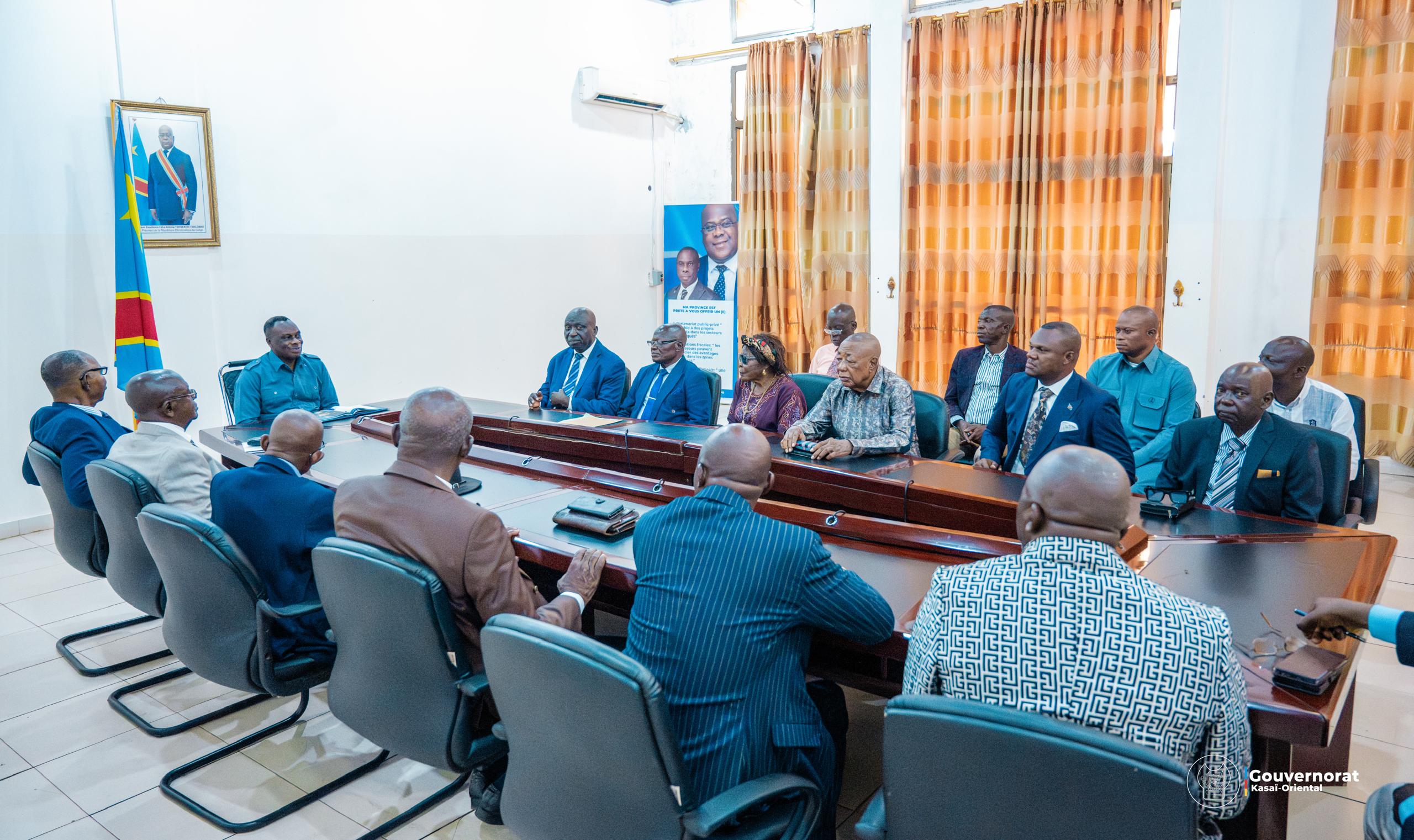 REÇUS PAR LE GOUVERNEUR JEAN-PAUL MBWEBWA KAPO, LES NOTABLES RÉAFFIRMENT LEUR SOUTIEN AU CHANGEMENT DE LA CONSTITUTION