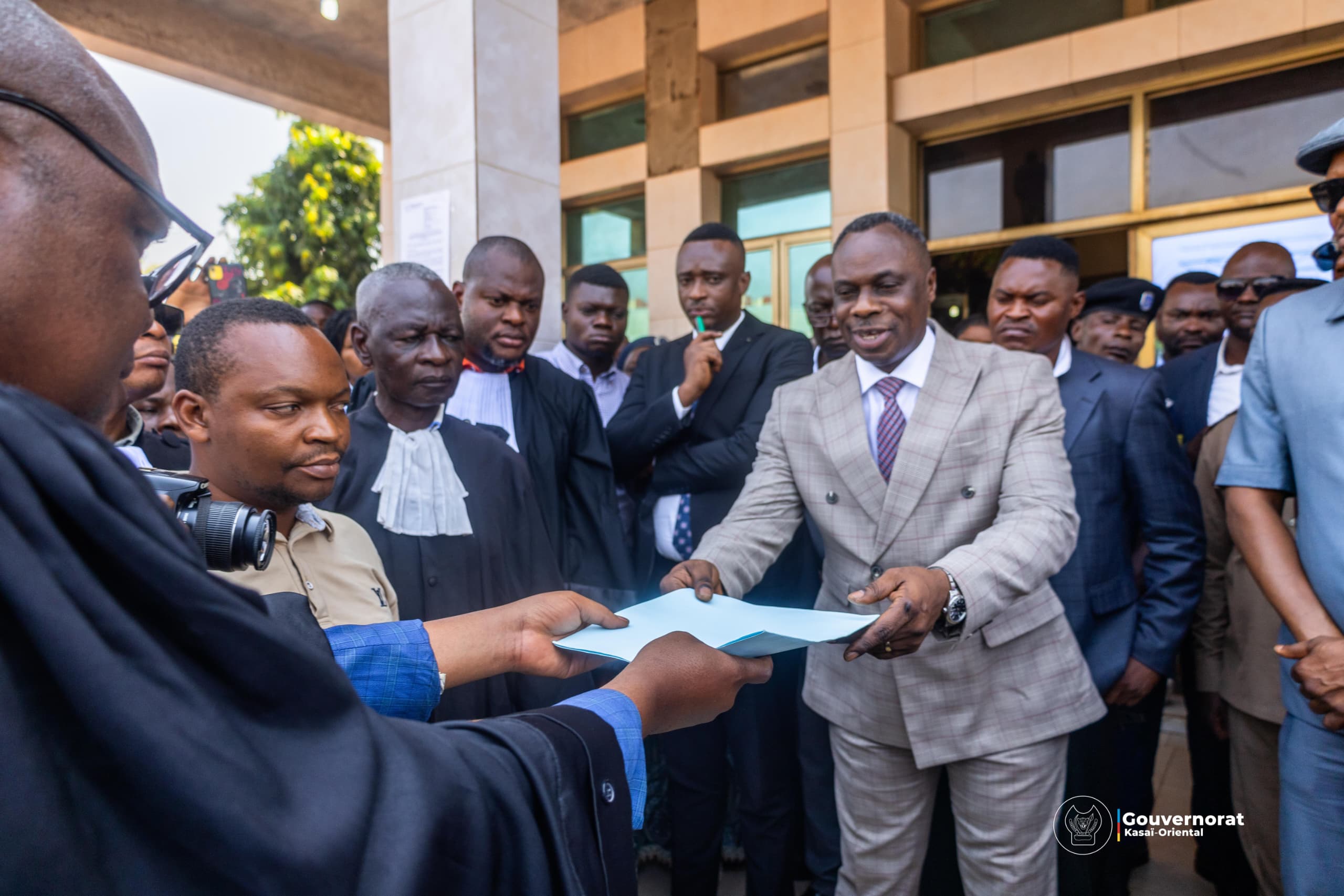 JEAN-PAUL MBWEBWA KAPO SAISI PAR LE BARREAU SUITE À L’AGRESSION D’UN AVOCAT PAR UN OFFICIER DES FARDC JEAN-PAUL MBWEBWA KAPO SAISI PAR LE BARREAU SUITE À L’AGRESSION D’UN AVOCAT PAR UN OFFICIER DES FARDC
