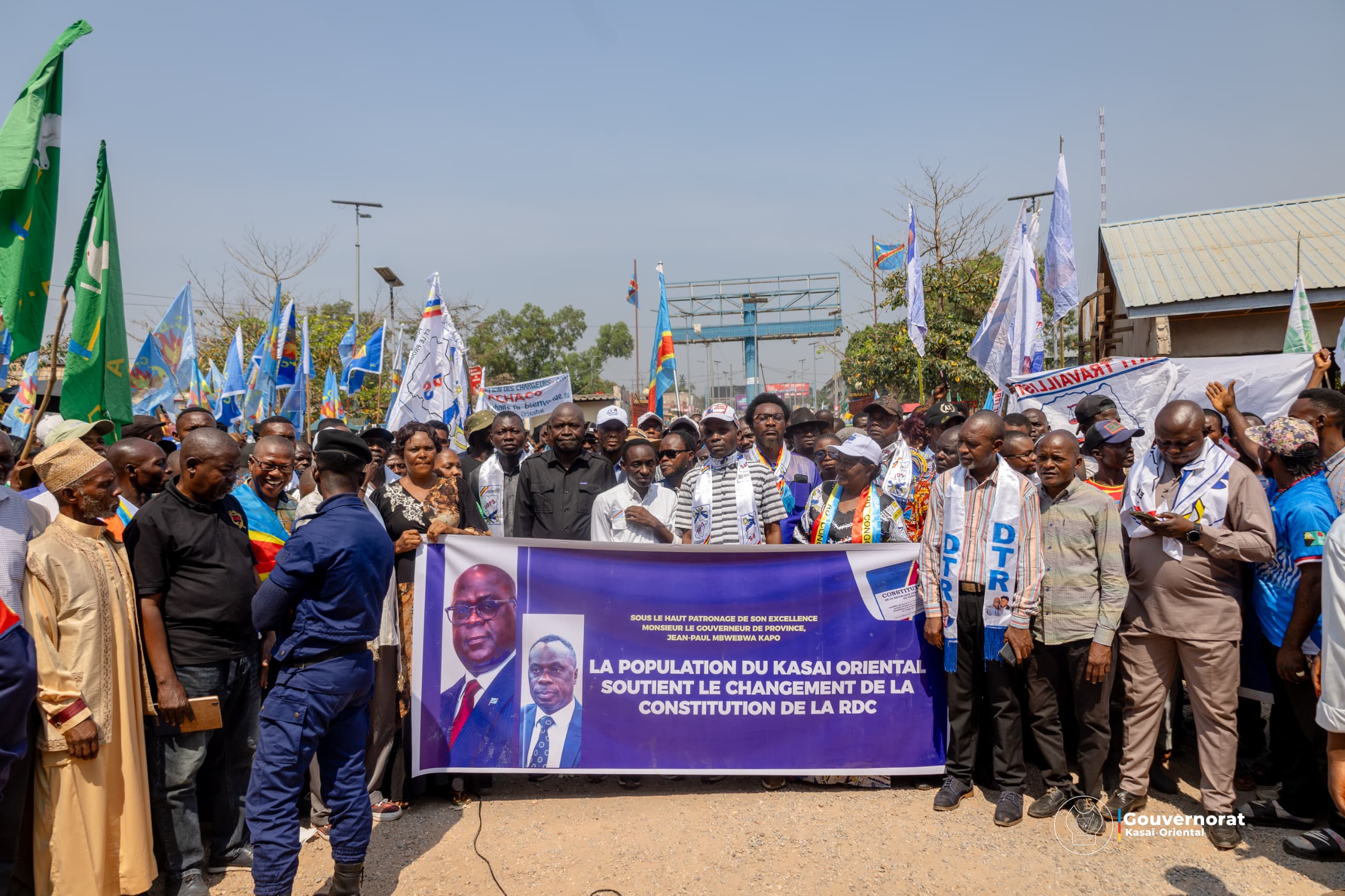 Jean-Paul MBWEBWA KAPO PREND ACTE DU VŒU DU PEUPLE MOBILISÉ POUR LE CHANGEMENT DE LA CONSTITUTION Jean-Paul MBWEBWA KAPO PREND ACTE DU VŒU DU PEUPLE MOBILISÉ POUR LE CHANGEMENT DE LA CONSTITUTION