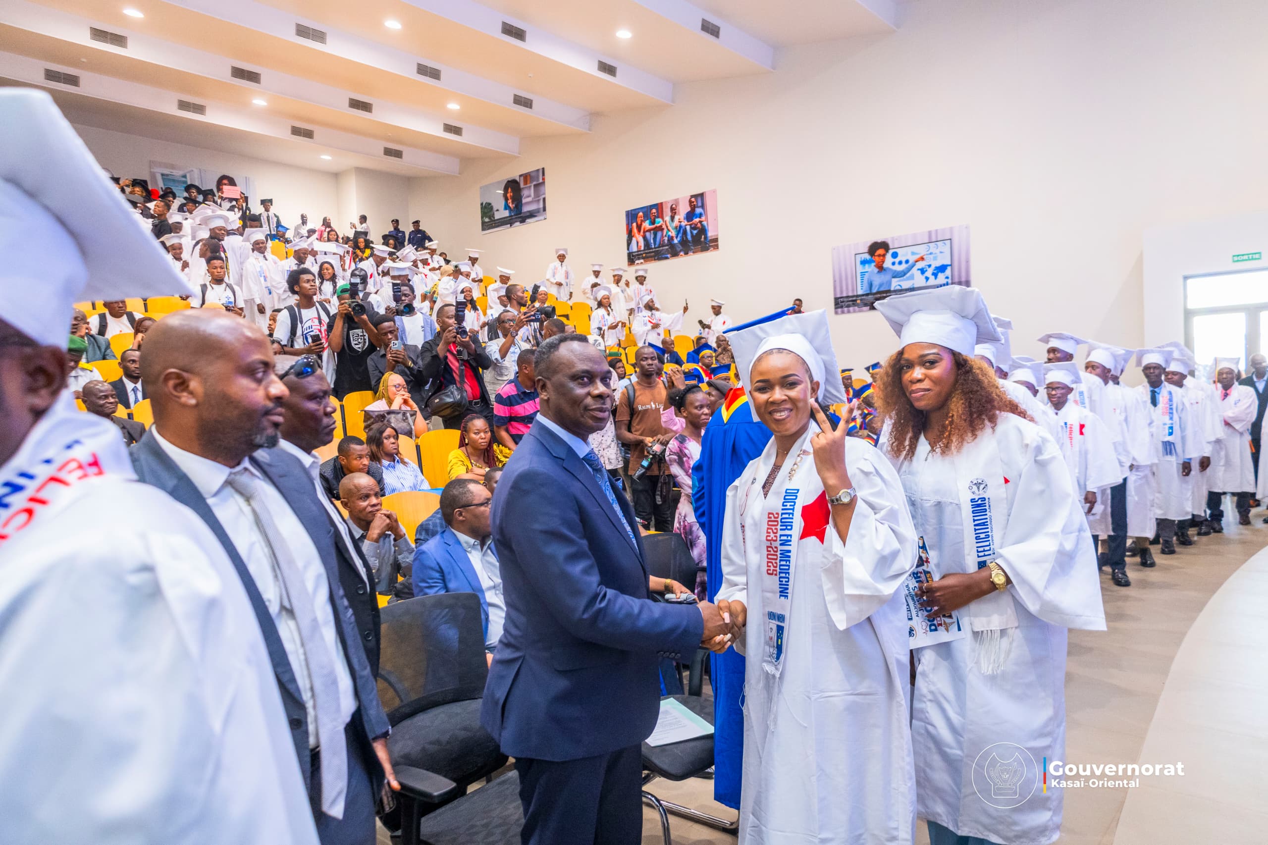 JEAN-PAUL MBWEBWA KAPO CLÔTURE L’ANNÉE ACADÉMIQUE À L’UOM DANS UNE CÉRÉMONIE MARQUÉE PAR LA COLLATION DES PREMIERS MASTERS DU SYSTÈME LMD MBUJIMAYI JEAN-PAUL MBWEBWA KAPO CLÔTURE L’ANNÉE ACADÉMIQUE À L’UOM DANS UNE CÉRÉMONIE MARQUÉE PAR LA COLLATION DES PREMIERS MASTERS DU SYSTÈME LMD MBUJIMAYI