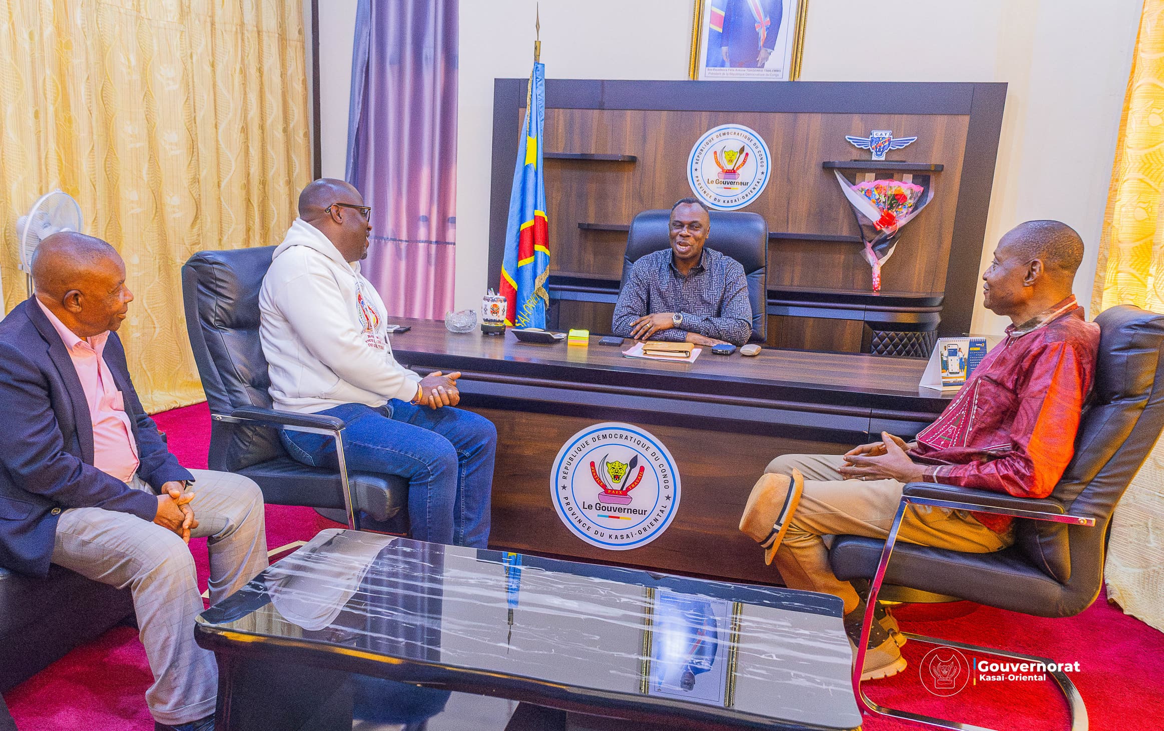 LE GOUVERNEUR DE PROVINCE JEAN-PAUL MBWEBWA KAPO ECHANGE AVEC LES RESPONSABLES DE LA FONDATION KASAI MUNENE LE GOUVERNEUR DE PROVINCE JEAN-PAUL MBWEBWA KAPO ECHANGE AVEC LES RESPONSABLES DE LA FONDATION KASAI MUNENE