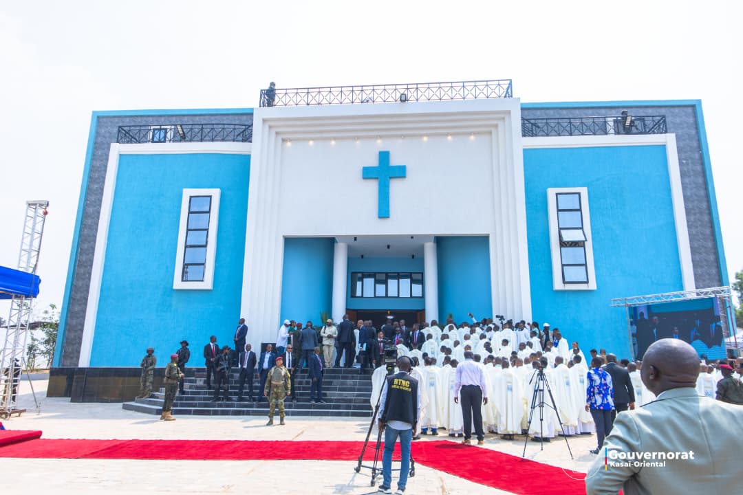 LE GOUVERNEUR JEAN-PAUL MBWEBWA KAPO AUX CÔTÉS DU CHEF DE L’ÉTAT À LA DÉDICACE DE LA PAROISSE UNIVERSITAIRE NOTRE-DAME DE L’ESPÉRANCE LE GOUVERNEUR JEAN-PAUL MBWEBWA KAPO AUX CÔTÉS DU CHEF DE L’ÉTAT À LA DÉDICACE DE LA PAROISSE UNIVERSITAIRE NOTRE-DAME DE L’ESPÉRANCE