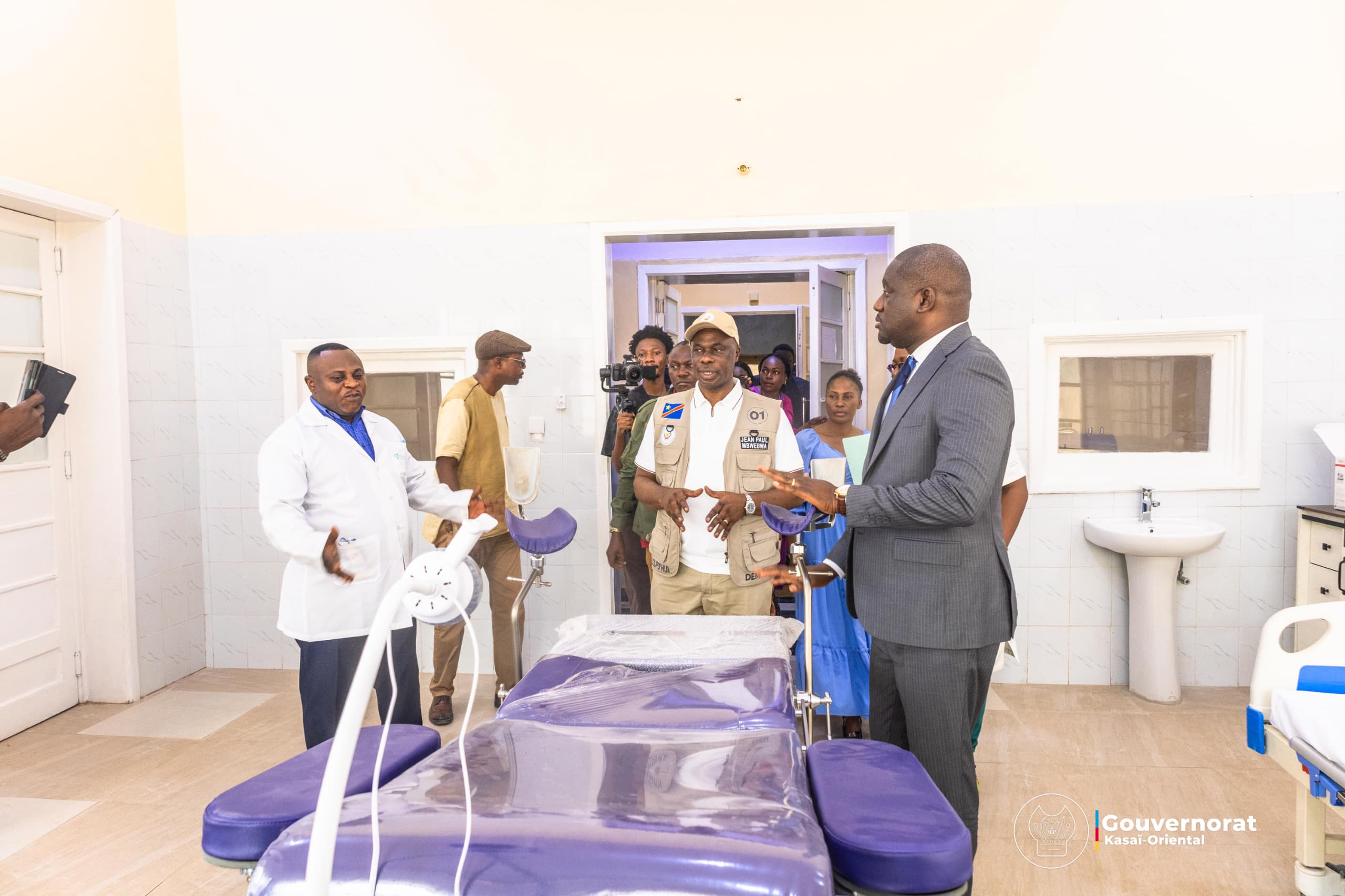 JEAN-PAUL MBWEBWA KAPO RÉCEPTIONNE DES ÉQUIPEMENTS DESTINÉS À RENFORCER LES SOINS À LA CLINIQUE MIBA JEAN-PAUL MBWEBWA KAPO RÉCEPTIONNE DES ÉQUIPEMENTS DESTINÉS À RENFORCER LES SOINS À LA CLINIQUE MIBA
