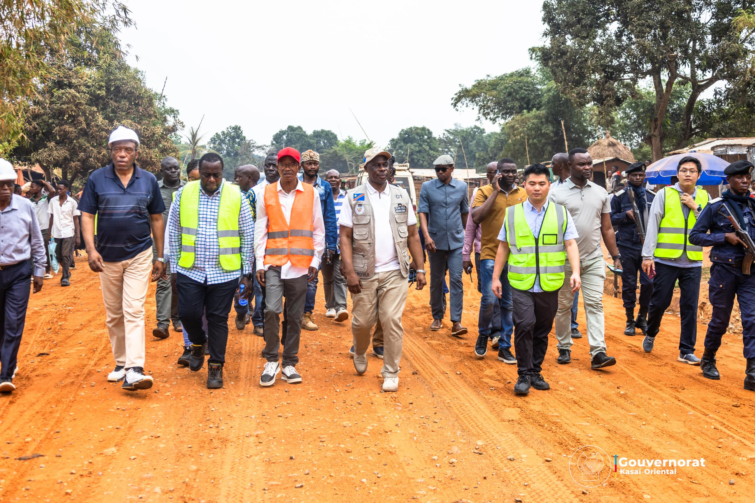LE GOUVERNEUR JEAN-PAUL MBWEBWA KAPO INSPECTE LES TRAVAUX MBUJIMAYI – KABINDA-MBANGA ET EXIGE LE RESPECT DES NORMES LE GOUVERNEUR JEAN-PAUL MBWEBWA KAPO INSPECTE LES TRAVAUX MBUJIMAYI – KABINDA-MBANGA ET EXIGE LE RESPECT DES NORMES