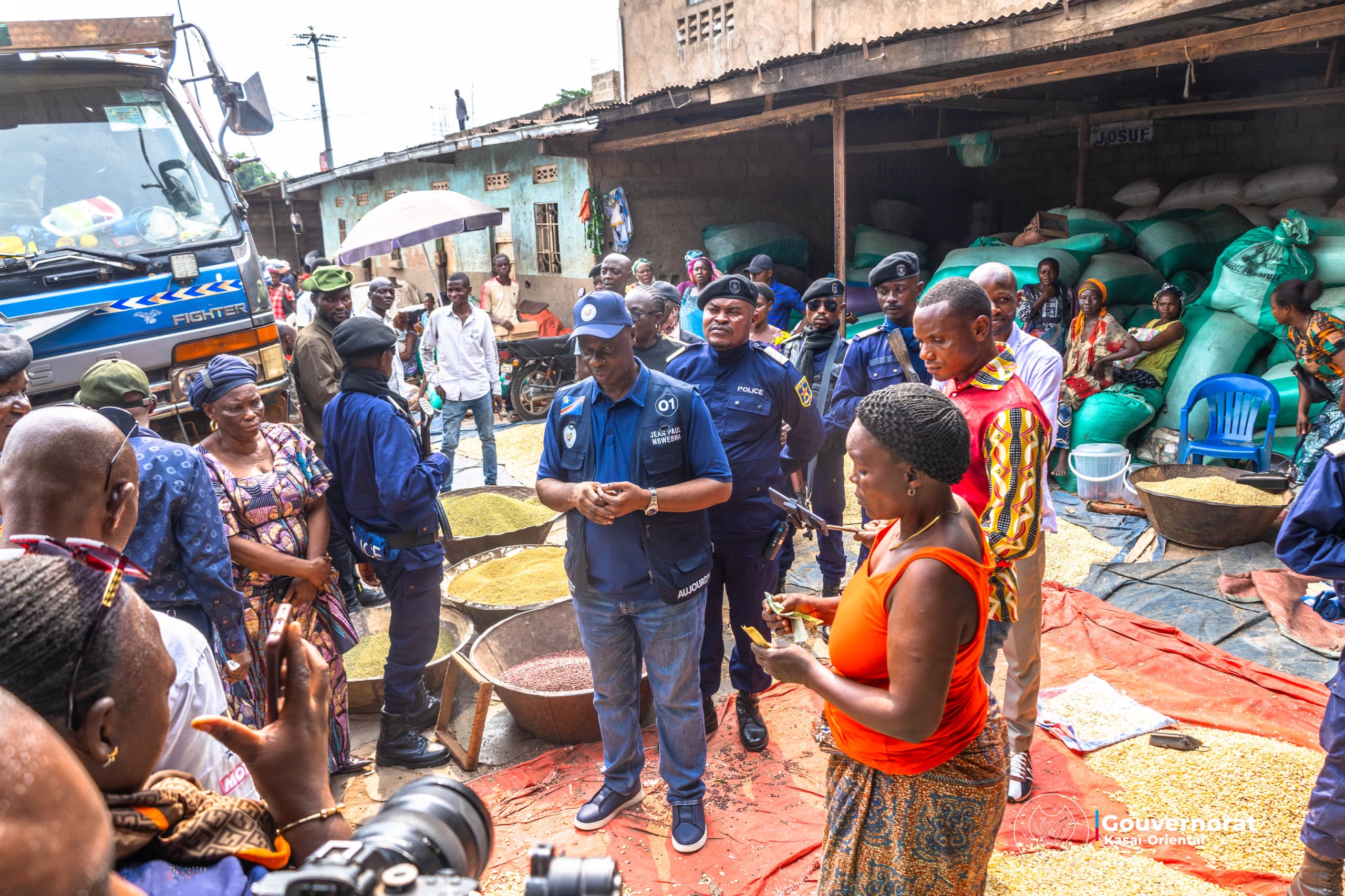 LE GOUVERNEUR JEAN-PAUL MBWEBWA KAPO SUR TERRAIN POUR VEILLER AU RESPECT DU PRIX DU MAÏS