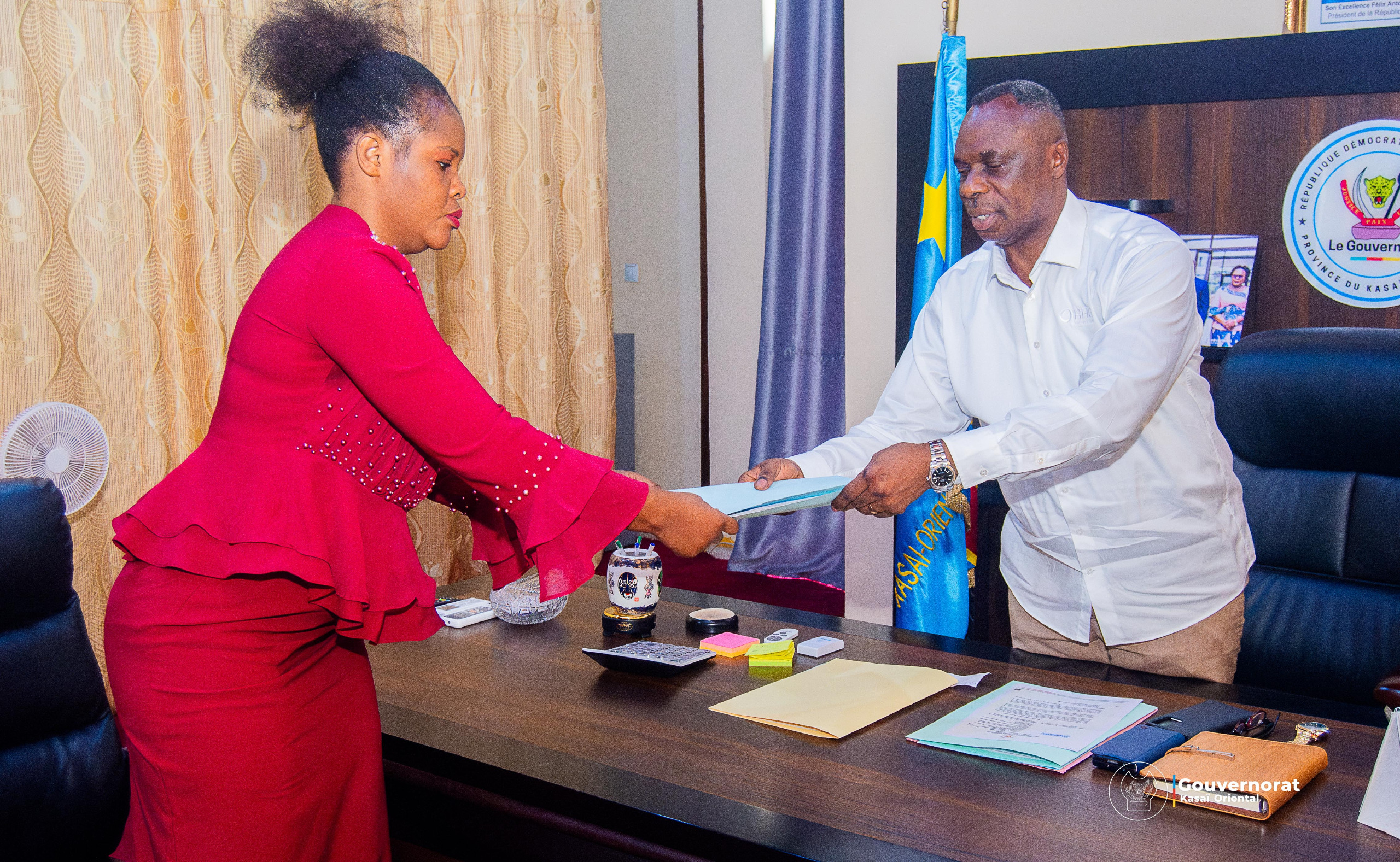 JEAN-PAUL MBWEBWA KAPO REÇOIT LA PRESIDENTE PROVINCIALE DE LA NOUVELLE SOCIETE CIVILE CONGOLAISE AUTOUR DE LA RÉTROCESSION JEAN-PAUL MBWEBWA KAPO REÇOIT LA PRESIDENTE PROVINCIALE DE LA NOUVELLE SOCIETE CIVILE CONGOLAISE AUTOUR DE LA RÉTROCESSION