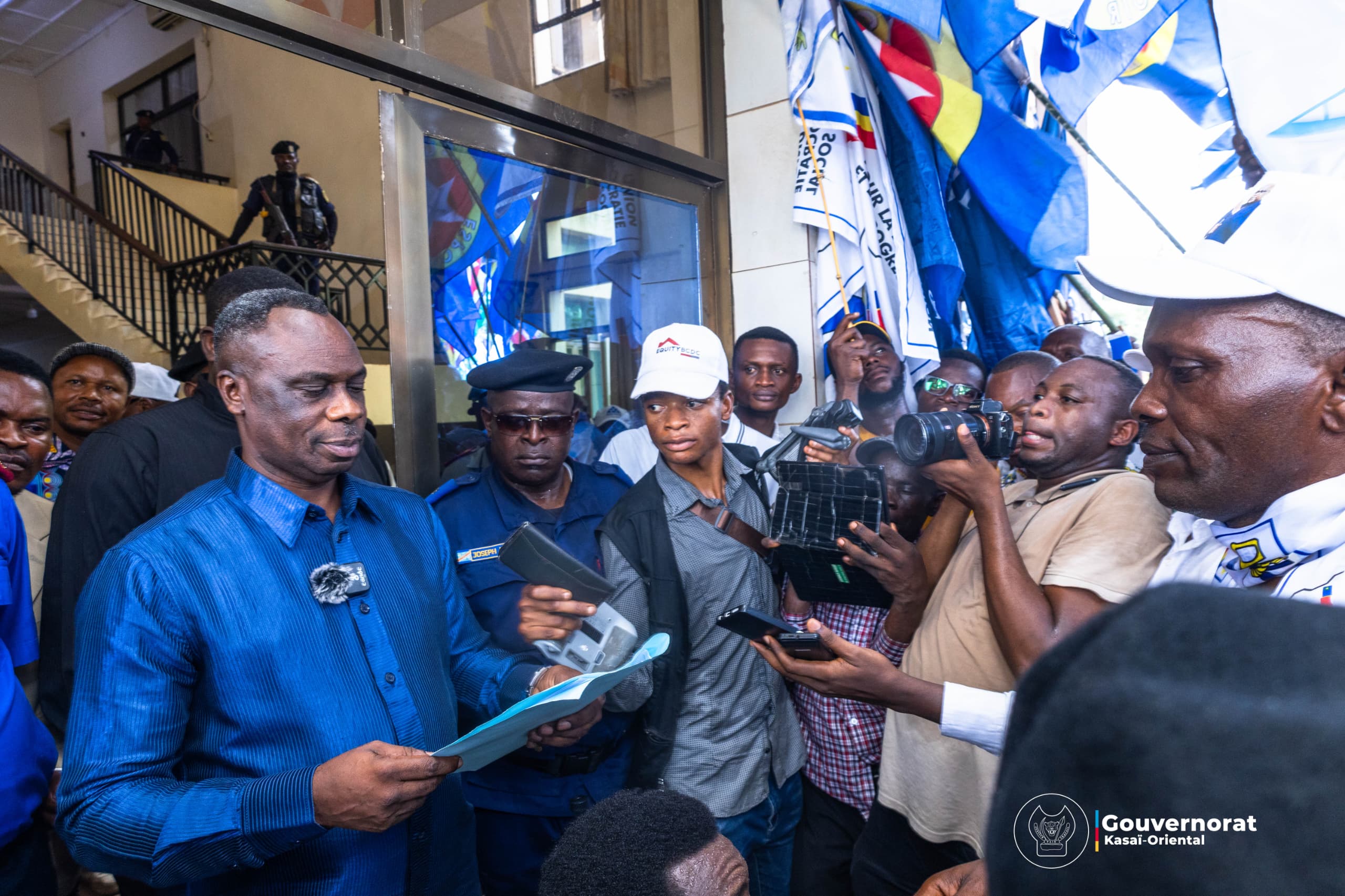 LE GOUVERNEUR JEAN-PAUL MBWEBWA KAPO RÉCEPTIONNE LE MÉMORANDUM DE L’UDPS/TSHISEKEDI APRÈS LA MARCHE À MBUJIMAYI