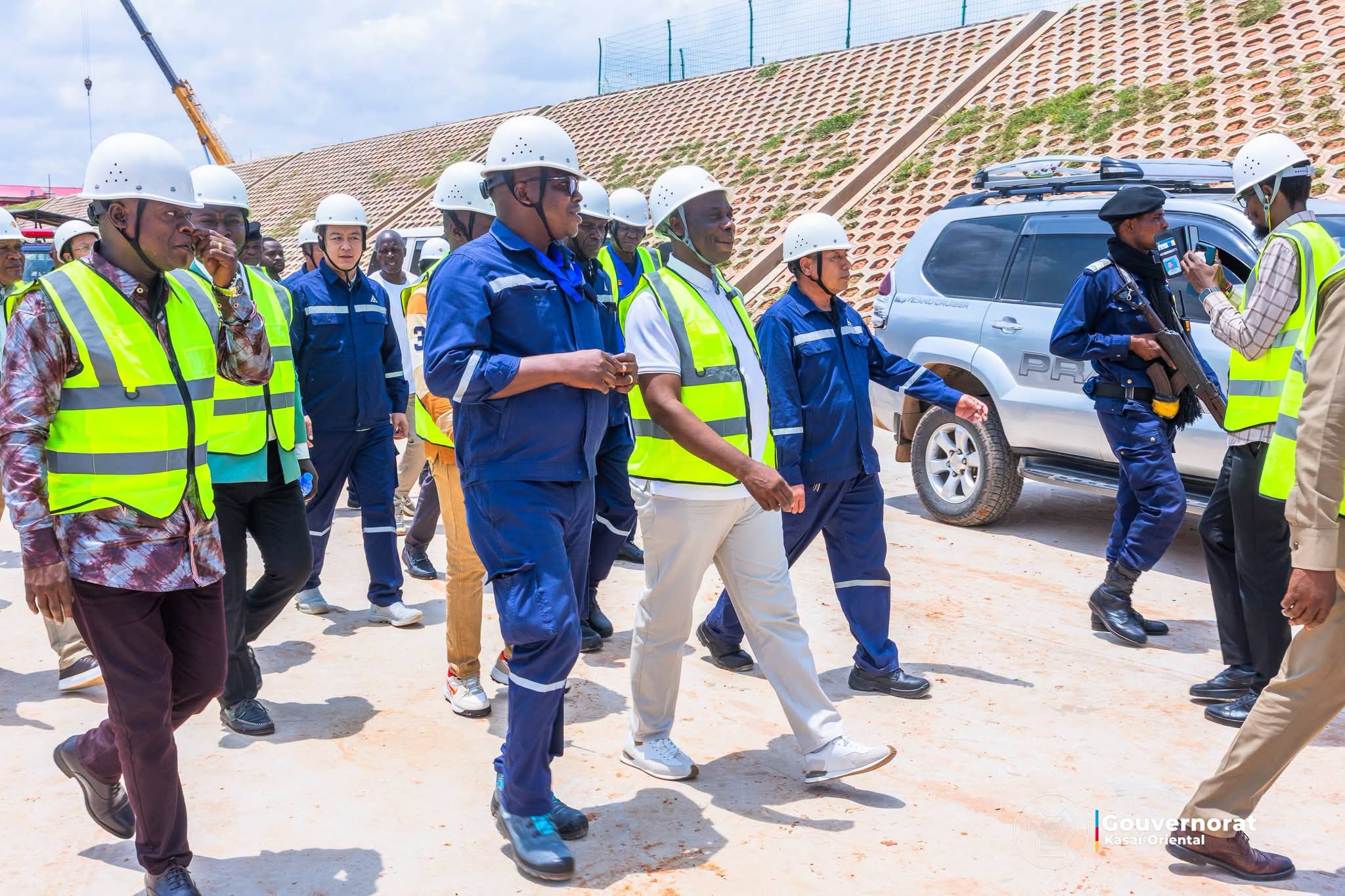 JEAN-PAUL MBWEBWA KAPO SUR LE CHANTIER DE LA CIMENTERIE DE KATANDA POUR ÉVALUER LES TRAVAUX
