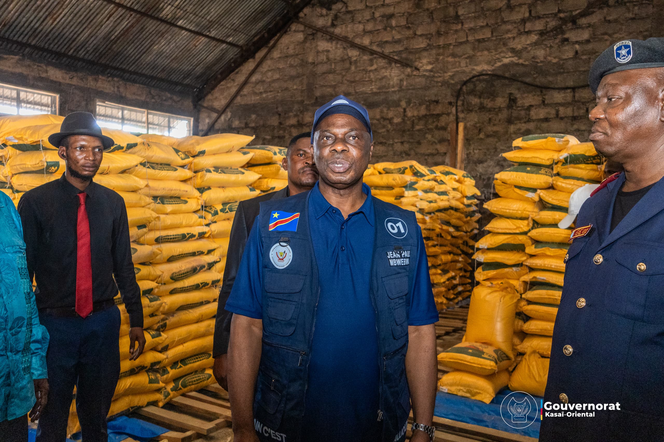 JEAN-PAUL MBWEBWA KAPO SUR LE TERRAIN POUR S’ASSURER DE L’EFFECTIVITÉ DE LA VENTE DE LA FARINE DE MAÏS À PRIX ABORDABLE JEAN-PAUL MBWEBWA KAPO SUR LE TERRAIN POUR S’ASSURER DE L’EFFECTIVITÉ DE LA VENTE DE LA FARINE DE MAÏS À PRIX ABORDABLE